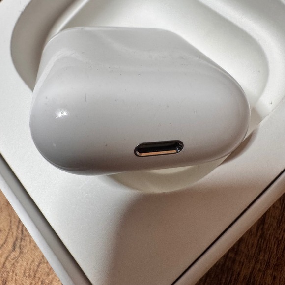 Apple AirPods 2nd Generation Charging‎ Case Replacement Genuine Authentic - Picture 1 of 4